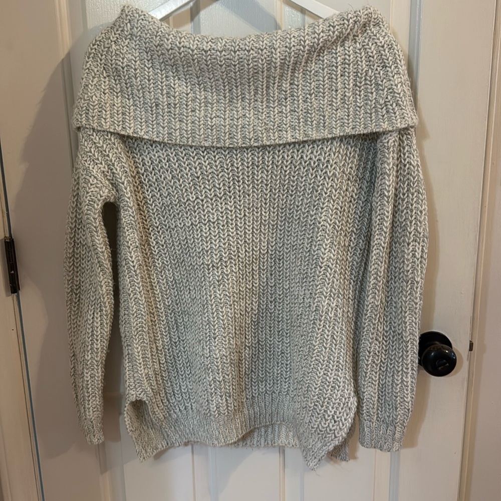 Vestique Off the shoulder sweater